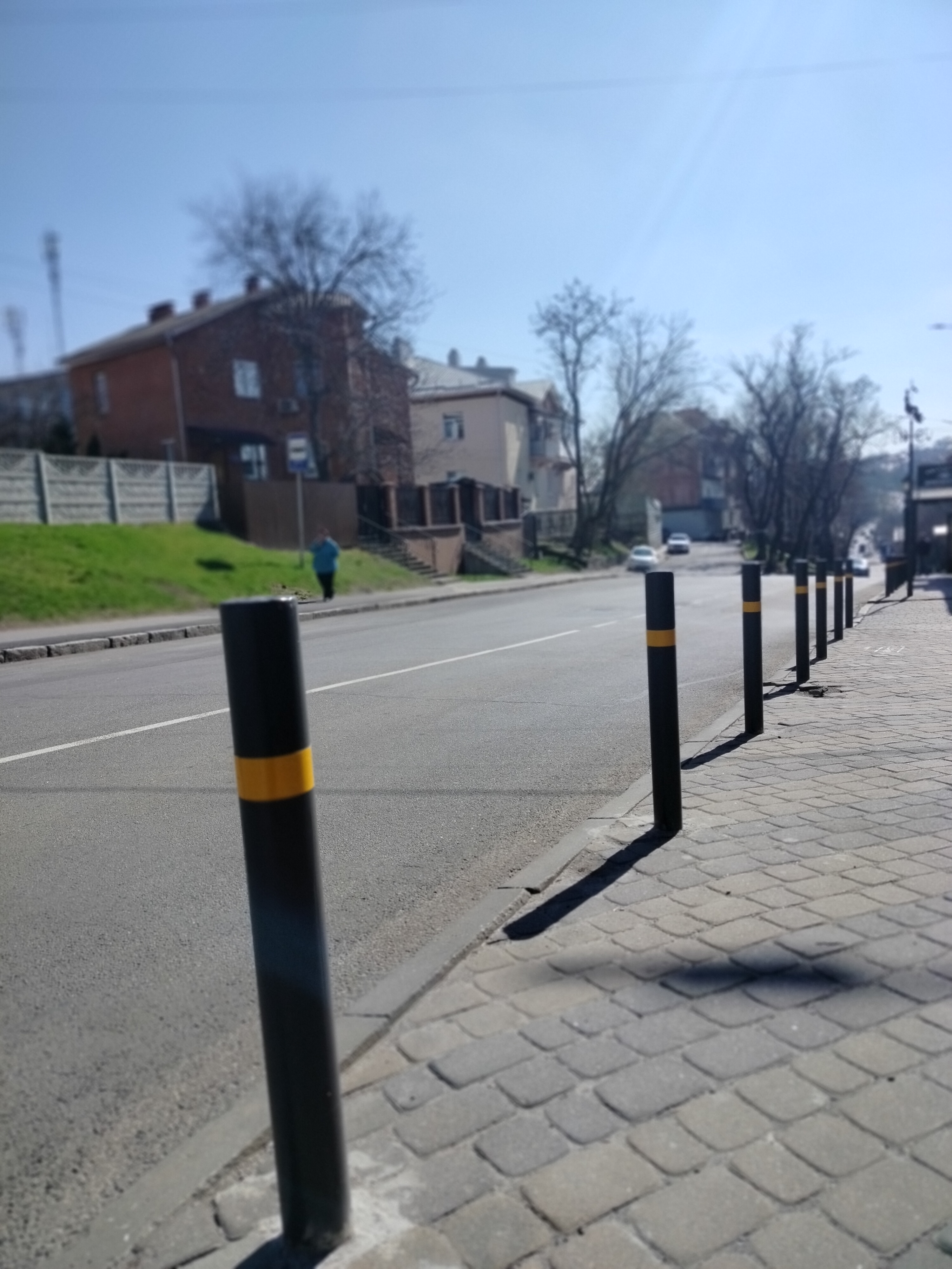 Безпека та профілактика паркування на тротуарах. У Вінниці продовжують встановлювати нові та ремонтують існуючі обмежувальні стовпчики